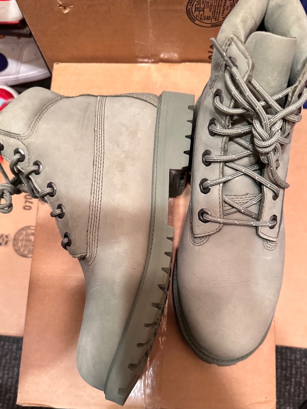 Timberland 6-Inch Premium waterproof boots, featuring nubuck leather size 7m